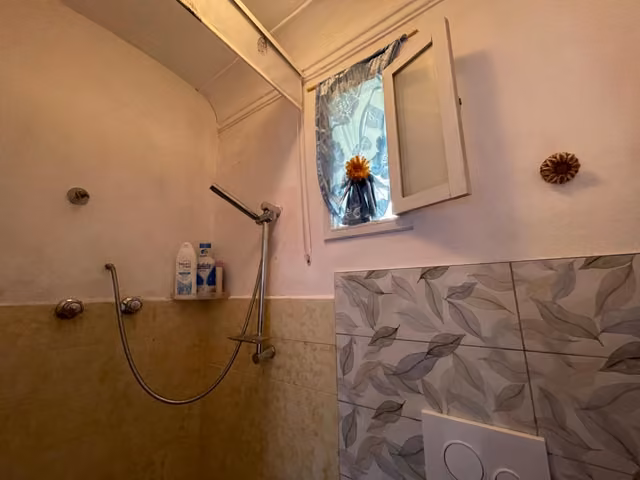 Secondo bagno con lavandino e specchio del B&B a Pollutri