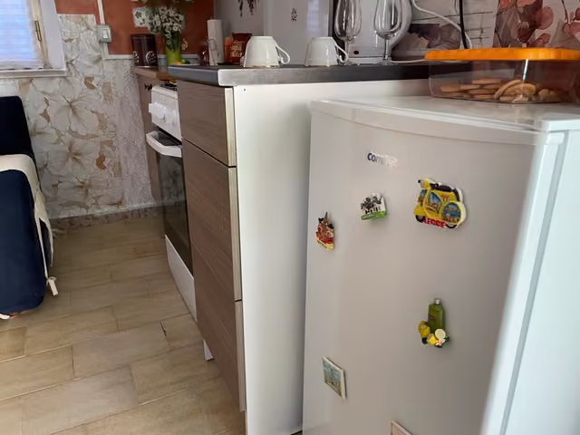Angolo cottura con piano di lavoro e stoviglie del B&B Abruzzo nel cuore