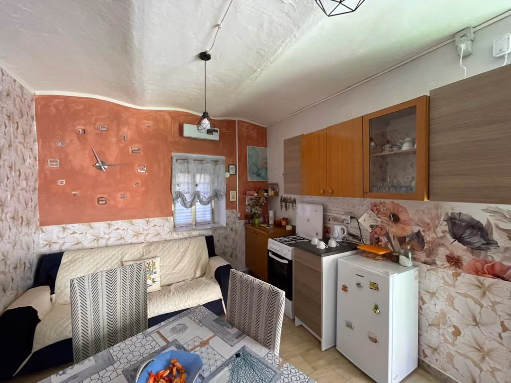 Soggiorno con divano e cucina del B&B Abruzzo nel cuore a Pollutri