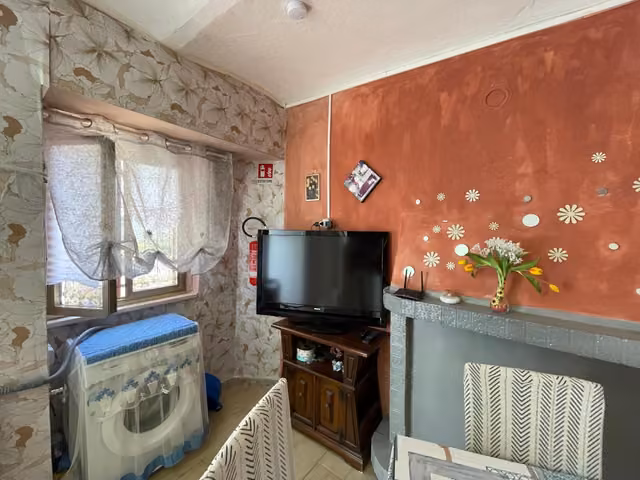 Sala comune con TV a schermo piatto del B&B a Pollutri