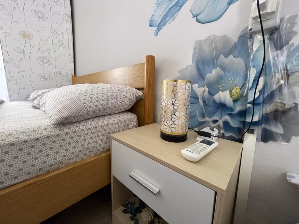 Camera matrimoniale con letto e tavolo del B&B Abruzzo nel cuore a Pollutri