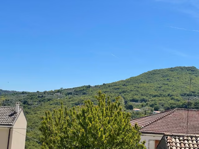 Vista sulle colline e sulle montagne dall’interno della casa