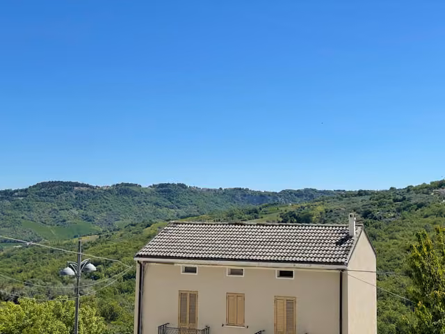 Panorama sulle montagne abruzzesi dalla struttura di Pollutri